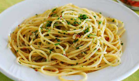 Spaghetti aglio olio e peperoncino